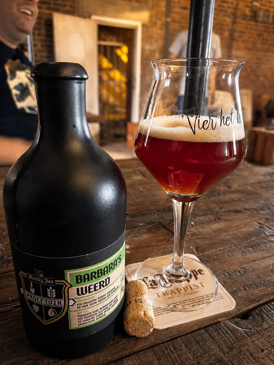 Hertog Jan Barbara's Weerd — de exclusieve fles en het gevulde glas op de klokkenzolder