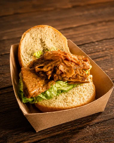 Vegetarisch broodje jackfruit — geserveerd bij Barbara's Weerd