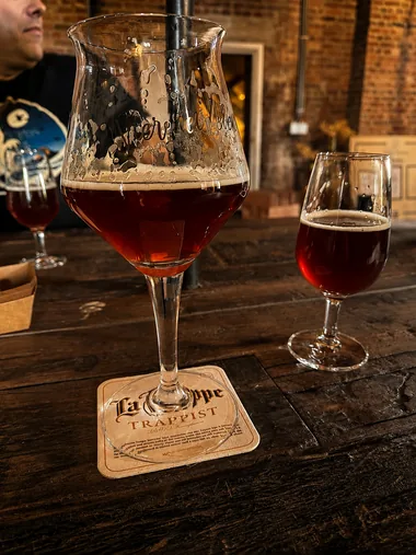 La Trappe Quadrupel Oak Aged in grote en kleine glazen op de kerkzolder