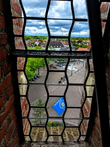 Uitzicht door het gietijzeren torvenvenster onder de klokken