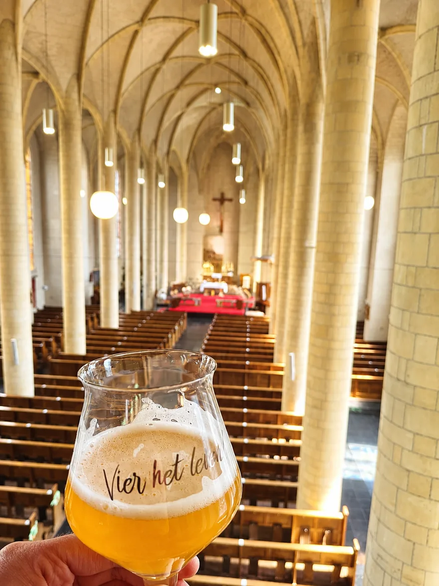 Pieëlpraot Zunke Blond op het oksaal van de Kathedraal van de Peel